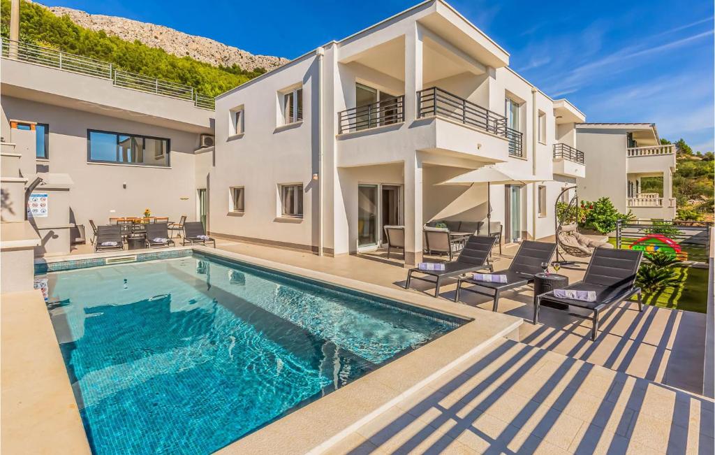 Bazén v ubytování 5 Bedroom Amazing Home In Jesenice nebo v jeho okolí