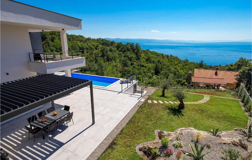 une vue aérienne d'une maison avec piscine dans l'établissement Villa Ziganto, à Opatija