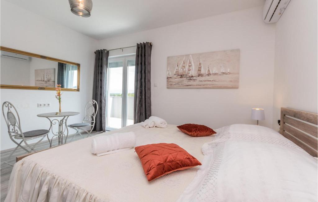 Posteľ alebo postele v izbe v ubytovaní 4 Bedroom Cozy Home In Donja Jagodnja