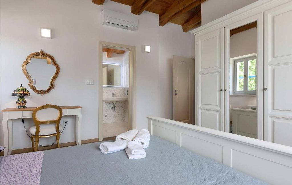 Postel nebo postele na pokoji v ubytování Villa Irena Funtana