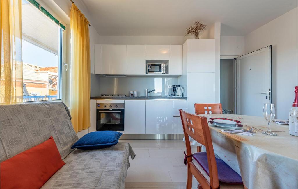 Awesome Apartment In Pakostane With Wifi - Apartamento De Un Dormitorio