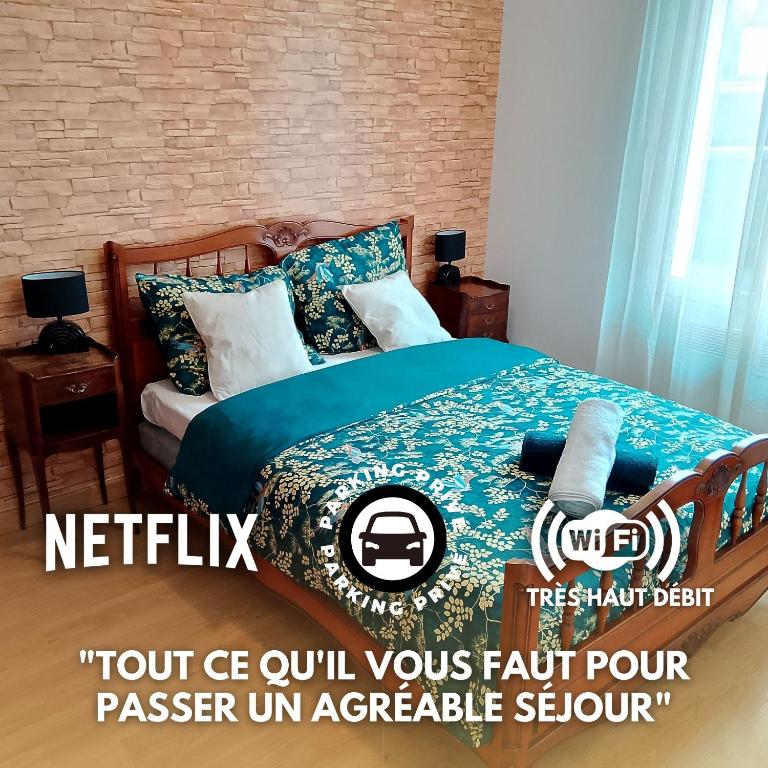 une chambre avec un lit avec une couette bleue dans l'établissement Le Petit Recoin, à Carhaix-Plouguer