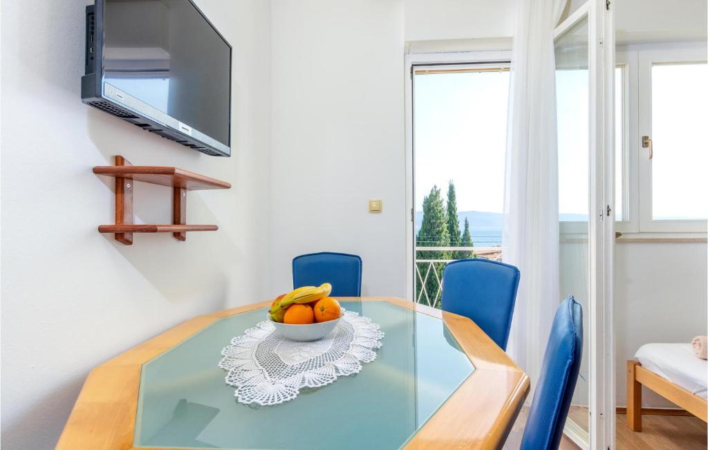 Televízia a/alebo spoločenská miestnosť v ubytovaní 1 Bedroom Beautiful Apartment In Duce