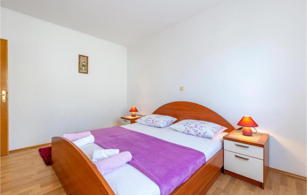Posteľ alebo postele v izbe v ubytovaní 1 Bedroom Beautiful Apartment In Duce