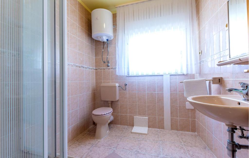 Kúpeľňa v ubytovaní 1 Bedroom Beautiful Apartment In Duce