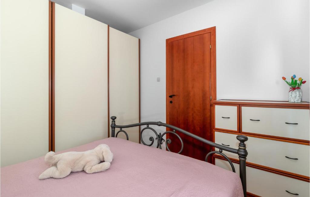Posteľ alebo postele v izbe v ubytovaní Awesome Apartment In Kostrena With Wifi