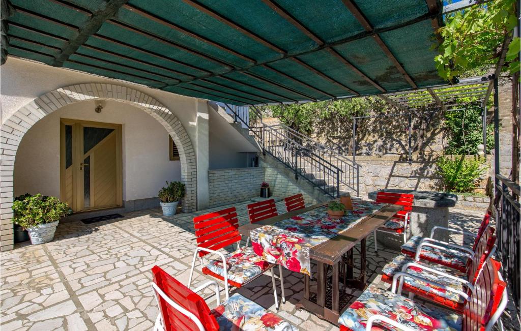 Patio alebo iná vonkajšia časť ubytovania Stunning Apartment In Sveti Juraj