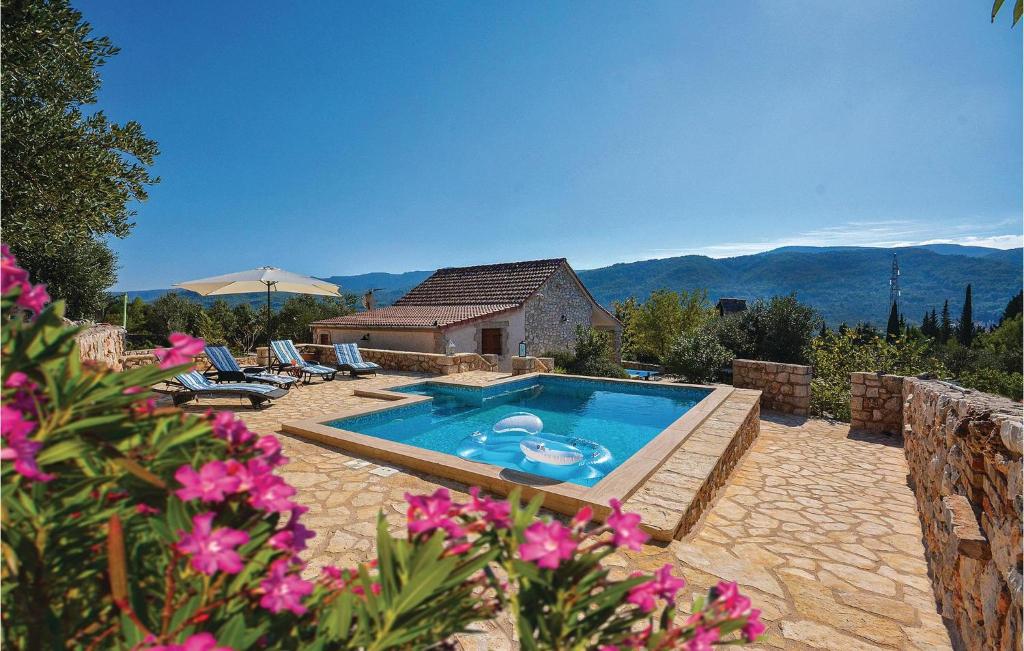 Bazén v ubytování 2 Bedroom Nice Home In Stari Grad nebo v jeho okolí