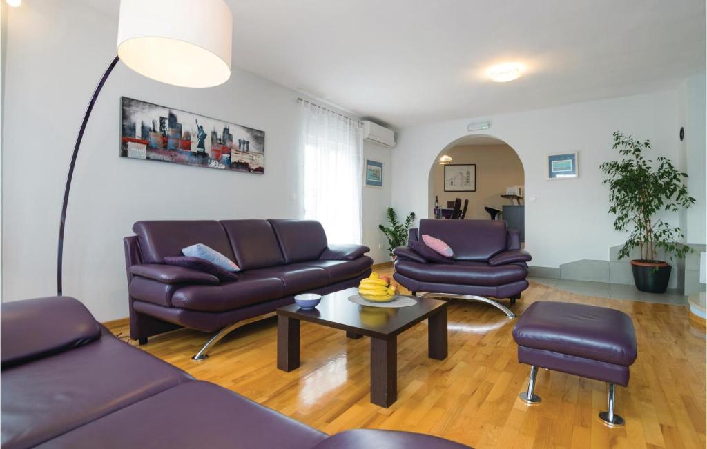 Posedenie v ubytovaní Two-Bedroom Holiday Home In Krusevo