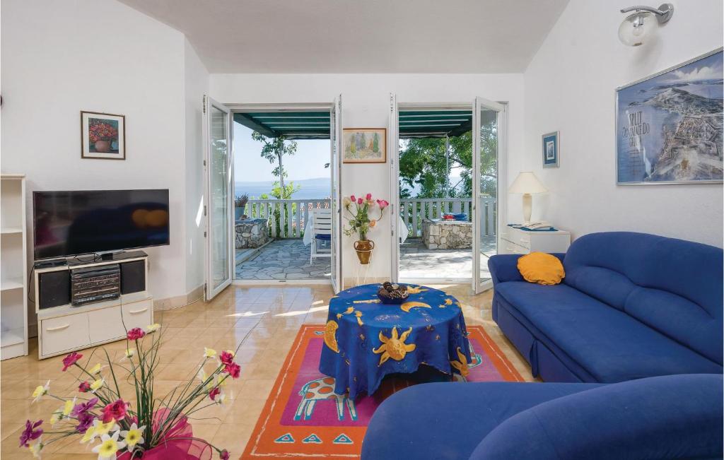 Televízia a/alebo spoločenská miestnosť v ubytovaní Holiday Home Okrug Gornji With Sea View 06
