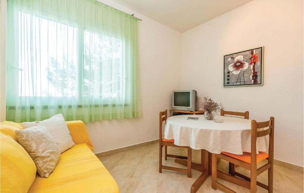 TV a/nebo společenská místnost v ubytování Gorgeous Apartment In Supetarska Draga