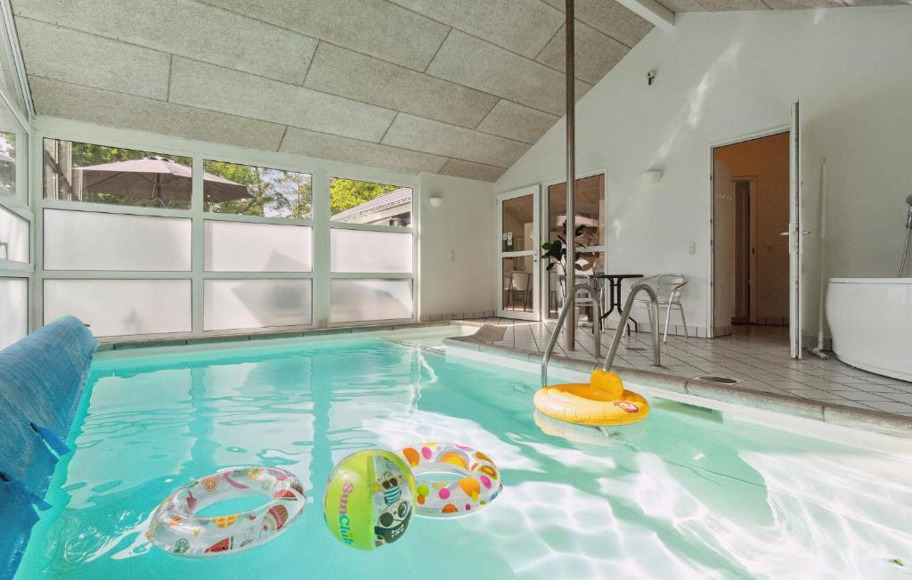 Bazén v ubytování Beautiful Home In Glesborg With Wifi nebo v jeho okolí