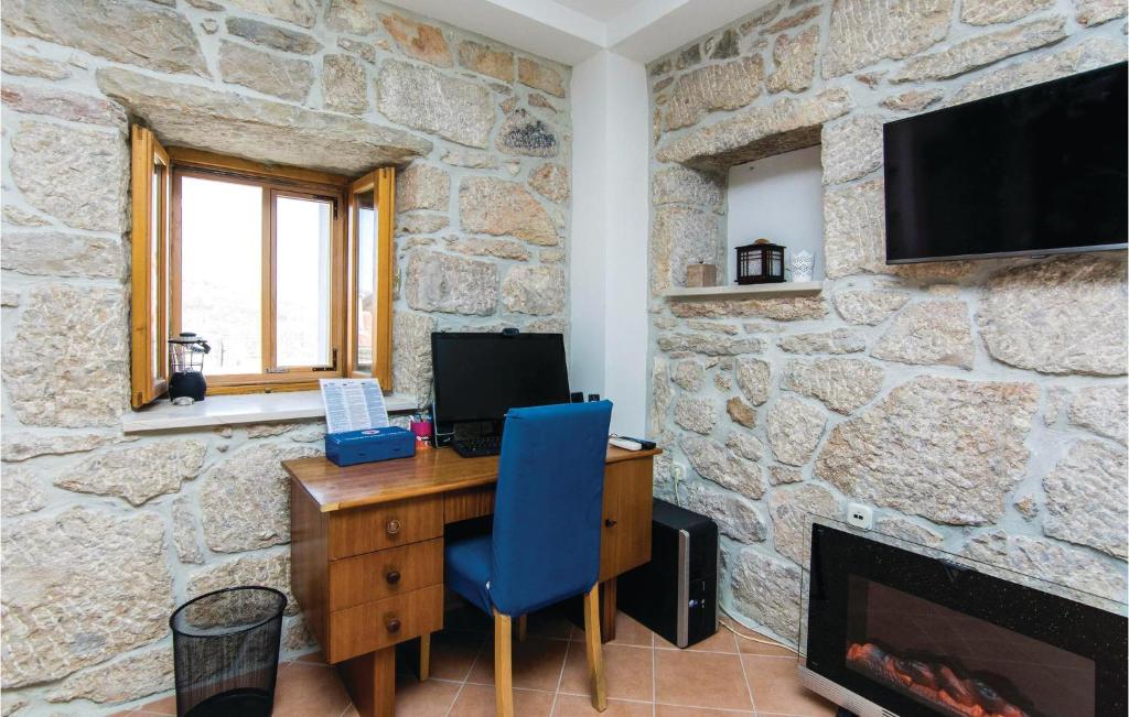 Televízia a/alebo spoločenská miestnosť v ubytovaní Three-Bedroom Holiday Home In Krusevo