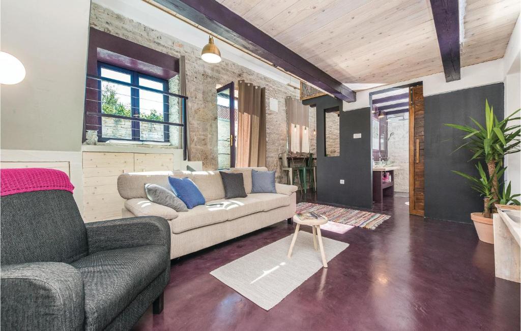 Posedenie v ubytovaní Two-Bedroom Holiday Home In Pridraga