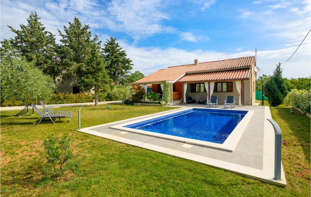 Bazén v ubytování 3 Bedroom Beautiful Home In Krnica nebo v jeho okolí
