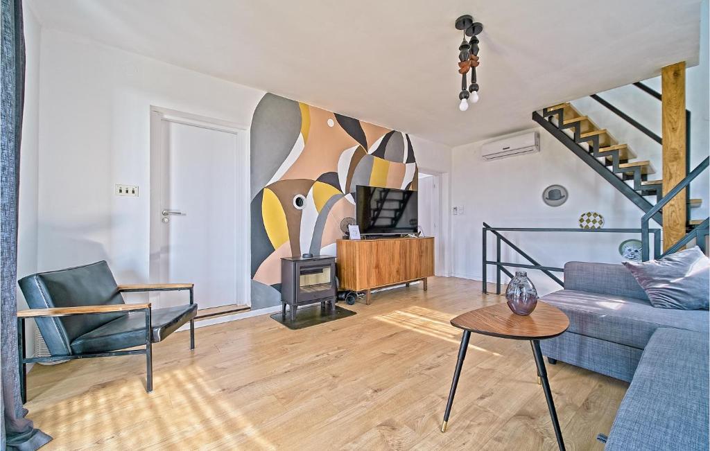 Nice Home In Ivancici With House A Mountain View - Casa De Vacaciones De 3 Dormitorios