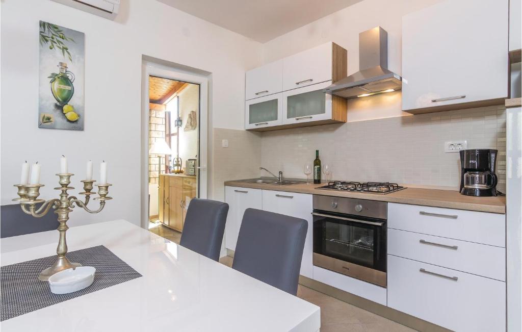 Kuchyňa alebo kuchynka v ubytovaní Awesome Home In Rovinj With Kitchen
