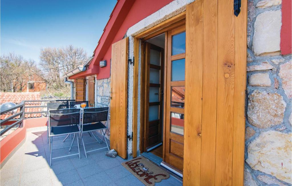 Balkón alebo terasa v ubytovaní Three-Bedroom Holiday Home In Krusevo
