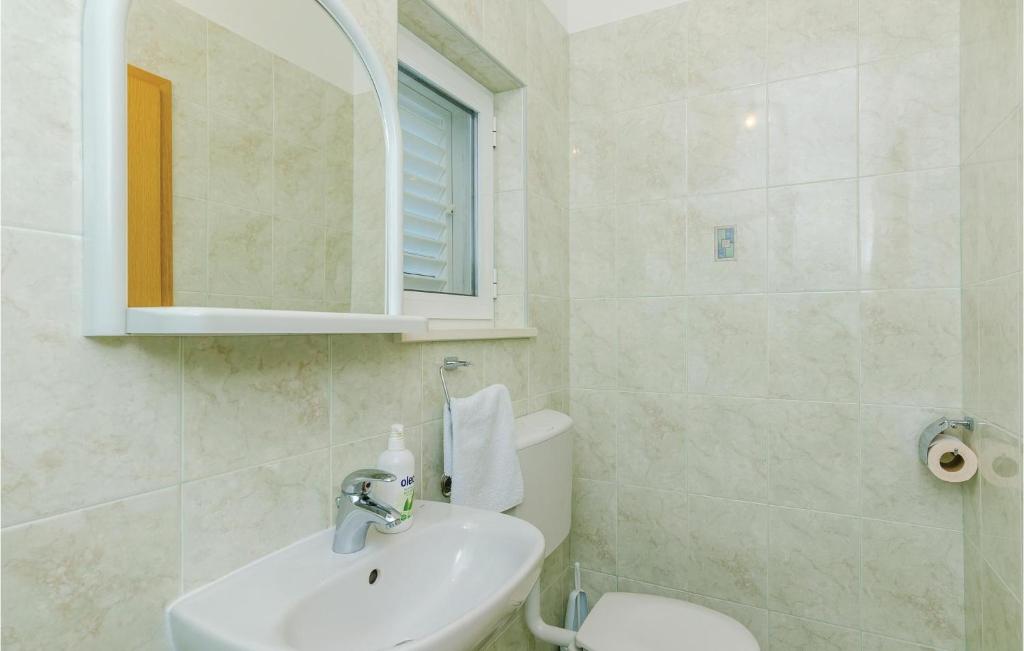 Kúpeľňa v ubytovaní Apartment Gruda With Sea View 03