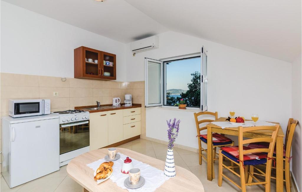 Kuchyňa alebo kuchynka v ubytovaní Apartment Gruda With Sea View 03