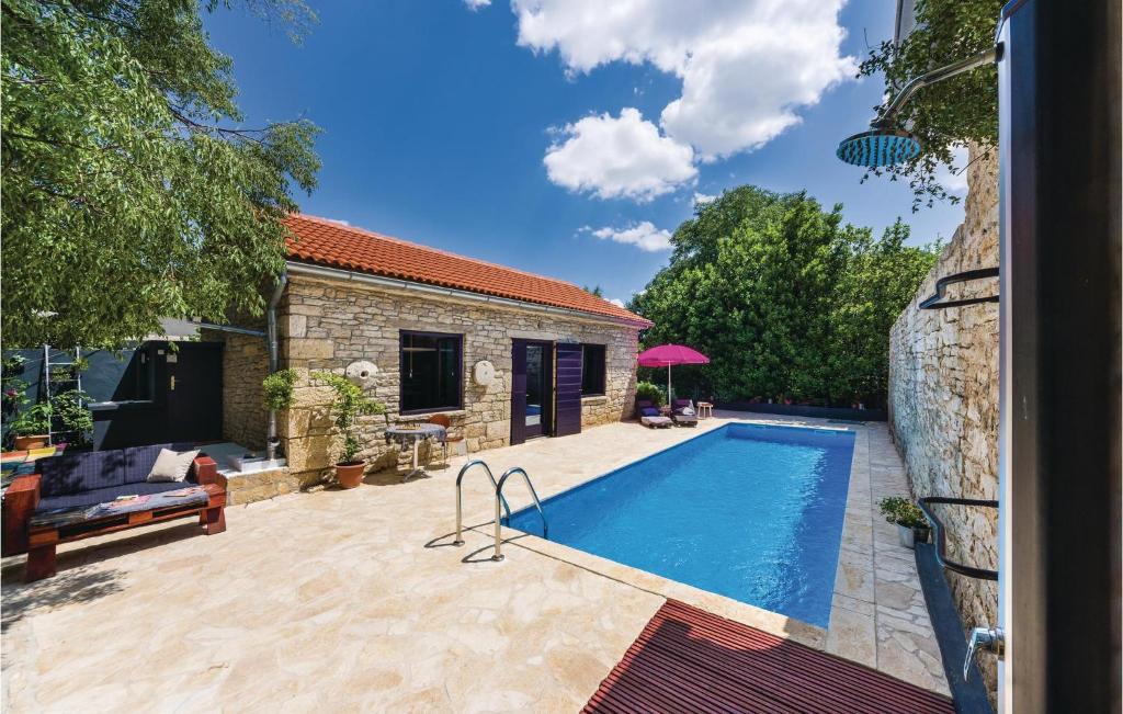 Bazén v ubytovaní Two-Bedroom Holiday Home In Pridraga alebo v jeho blízkosti