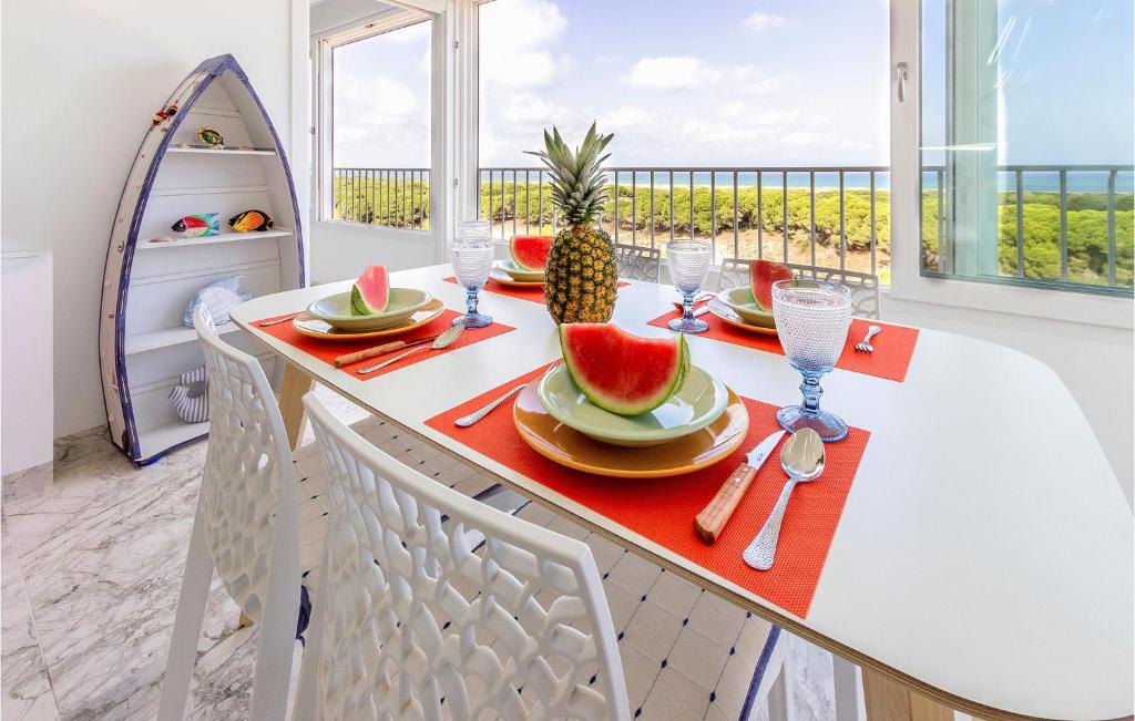 a dining room with a table with fruit on it at Cozy Apartment In Guardamar Del Segura in Guardamar del Segura