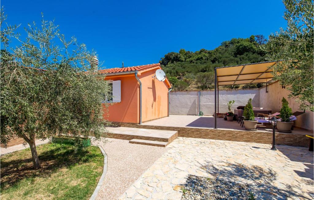 Awesome Home In Mundanije With Jacuzzi