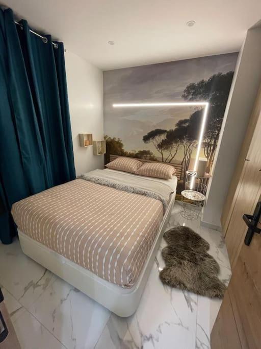 une chambre avec un lit avec un tableau sur le mur dans l'établissement Magnifique appartement à Paris, à Paris