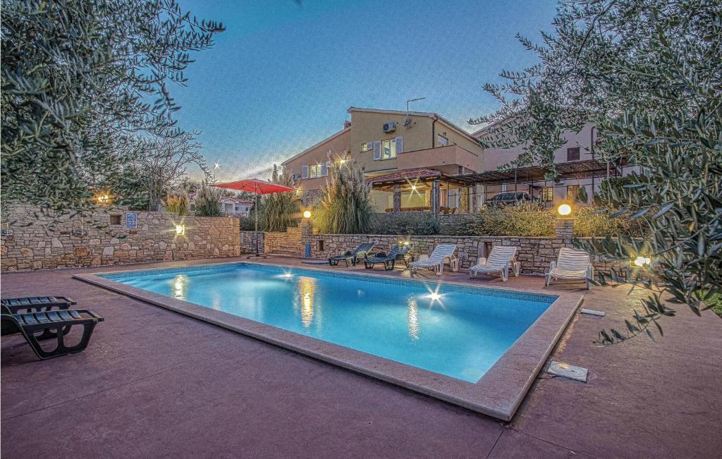 ein Swimmingpool vor einem Haus in der Unterkunft 4 Bedroom Amazing Home In Pavicini in Veliki Vareški