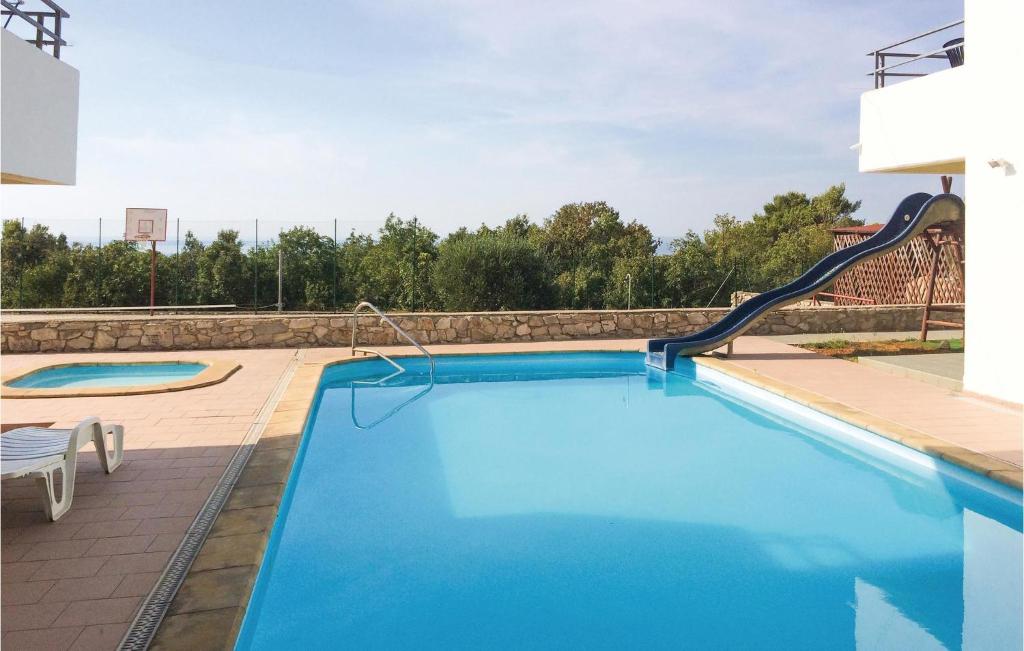 Bazén v ubytování 3 Bedroom Beautiful Apartment In Labin nebo v jeho okolí