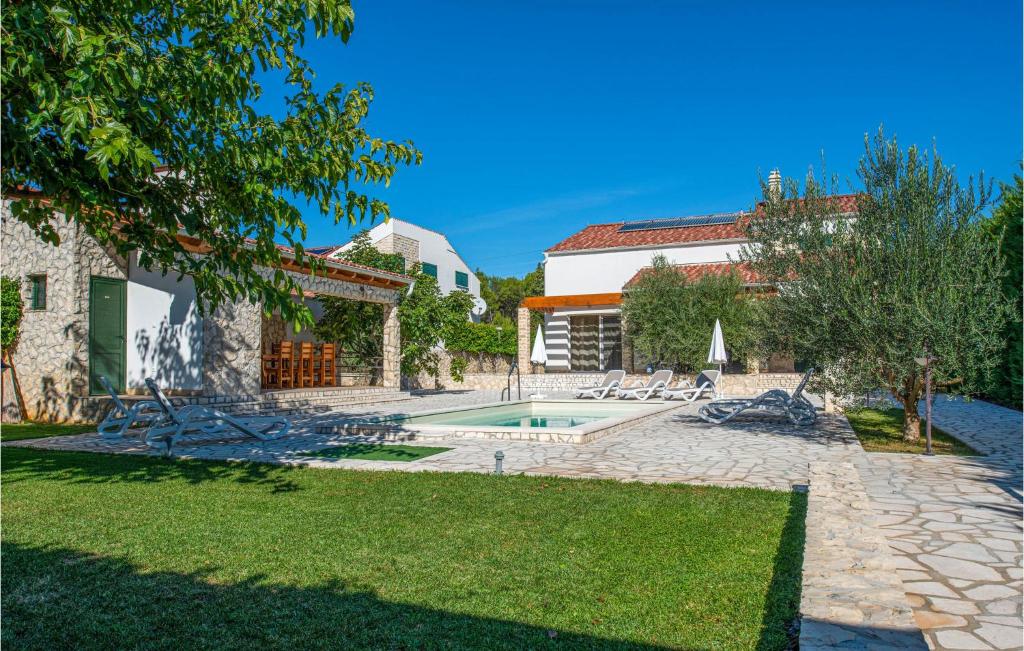 Vonkajšia záhrada v ubytovaní Holiday Home Sibenik 58