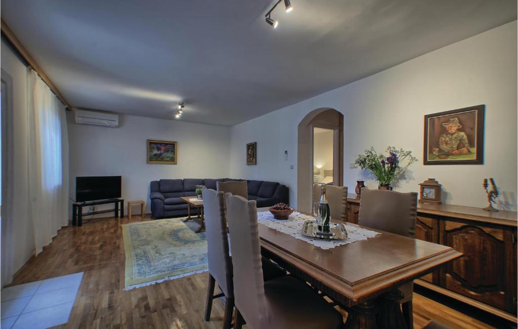 Posezení v ubytování Six-Bedroom Holiday Home In Prizba