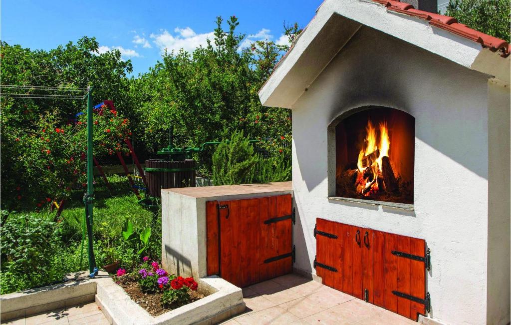 Vonkajšia záhrada v ubytovaní Holiday Home Kastel Kambelovac 11
