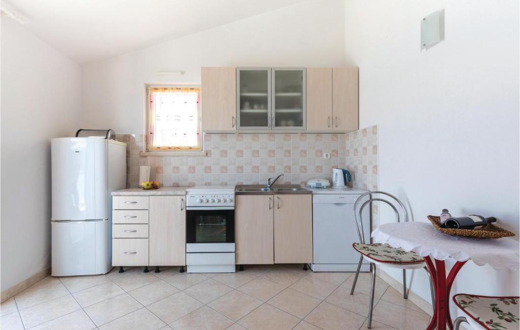 Kuchyň nebo kuchyňský kout v ubytování Two-Bedroom Apartment In Komarna