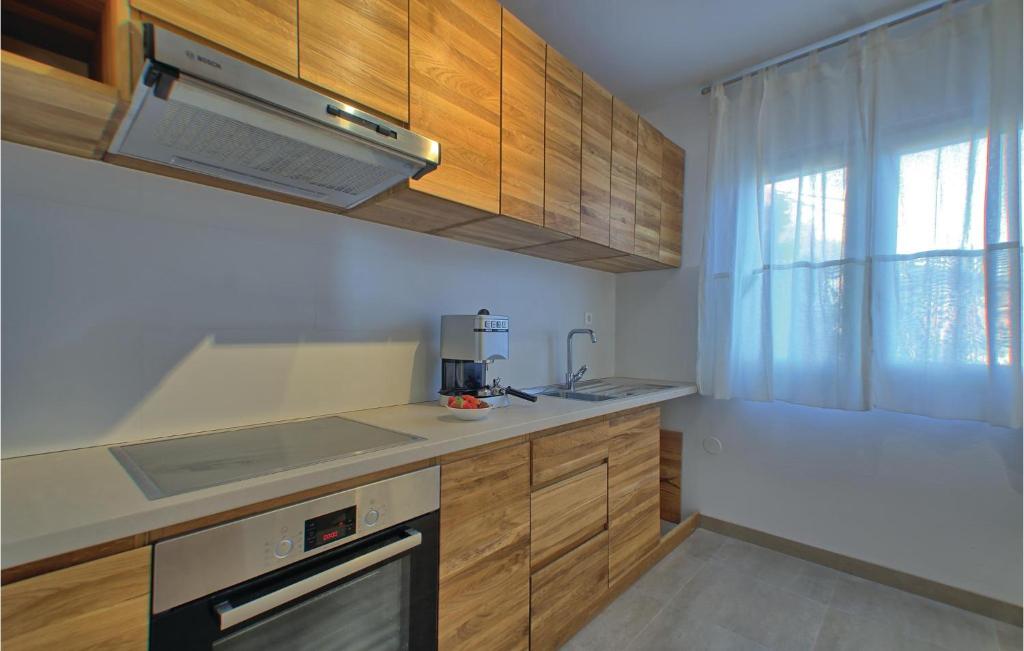Kuchyň nebo kuchyňský kout v ubytování Six-Bedroom Holiday Home In Prizba