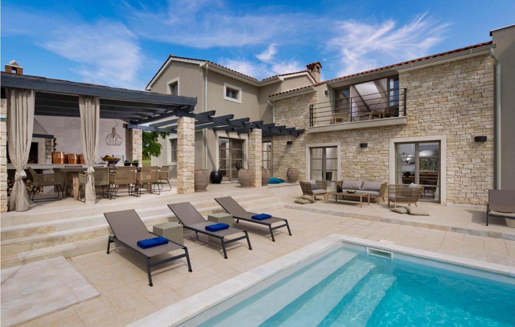 a backyard with a swimming pool and a house at Villa Maya in Štuti