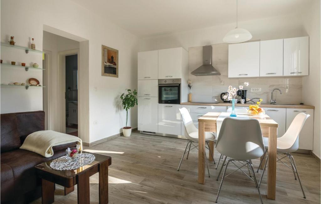 Kuchyňa alebo kuchynka v ubytovaní One-Bedroom Apartment In Zadar