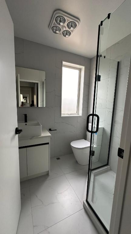 Stylish New & Cosy 3-Bedroom Entire Home in Auckland, Free Parking - Perfect for Your Next Getaway! - Resim 8