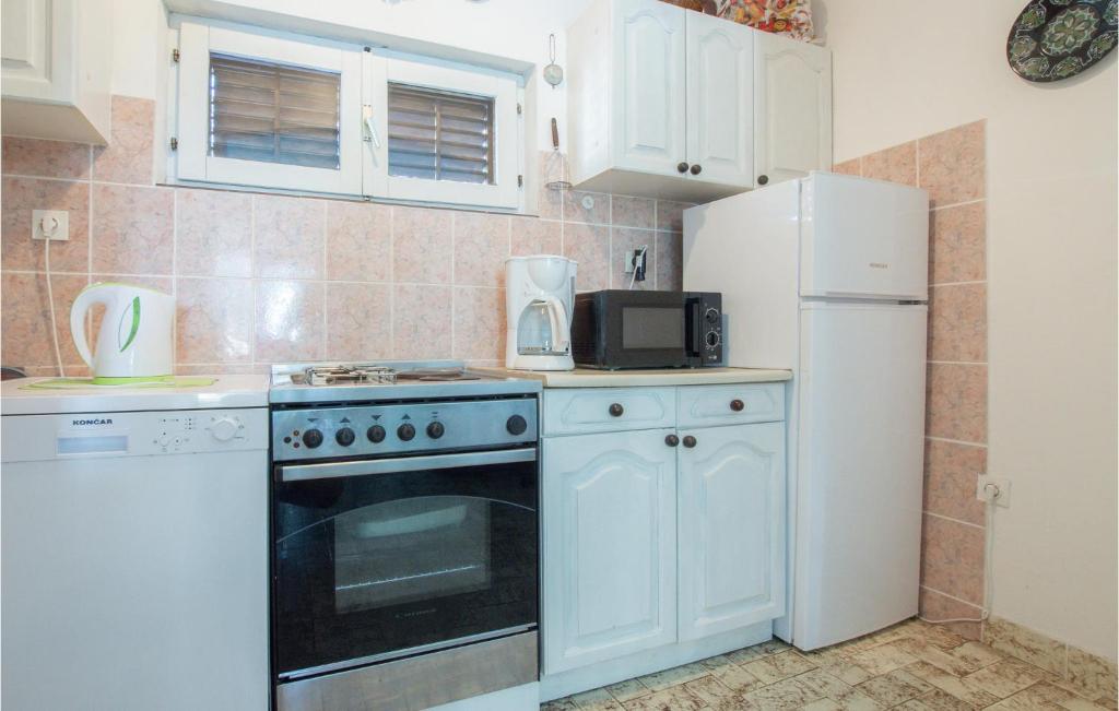 Kuchyňa alebo kuchynka v ubytovaní Holiday Home Vinisce With Sea View I