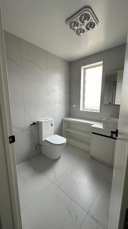 Stylish New & Cosy 3-Bedroom Entire Home in Auckland, Free Parking - Perfect for Your Next Getaway! - Resim 3