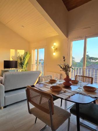 un salon avec une table et un canapé dans l'établissement Marmande centre - 4pers, à Marmande