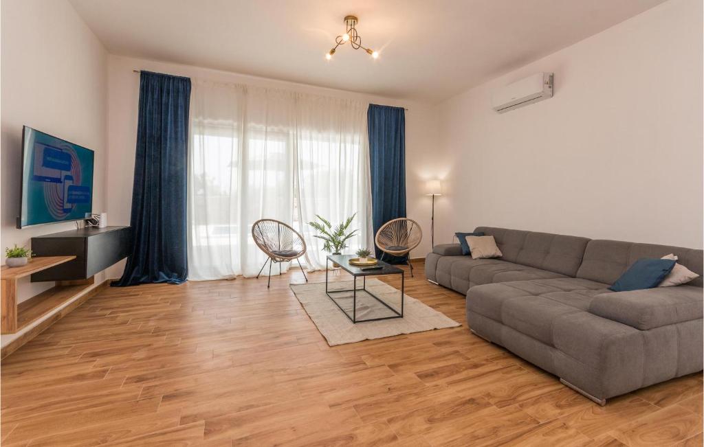 Posezení v ubytování 4 Bedroom Awesome Home In Radasinovci