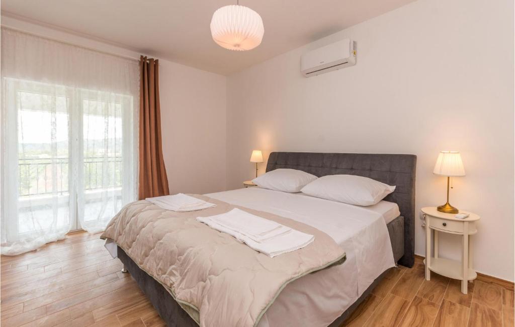 Postel nebo postele na pokoji v ubytování 4 Bedroom Awesome Home In Radasinovci
