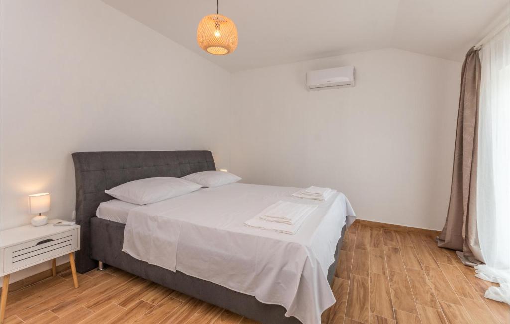 Postel nebo postele na pokoji v ubytování 4 Bedroom Awesome Home In Radasinovci