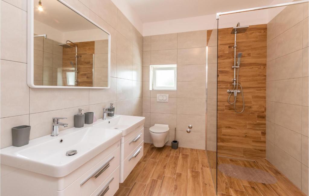 Koupelna v ubytování 4 Bedroom Awesome Home In Radasinovci