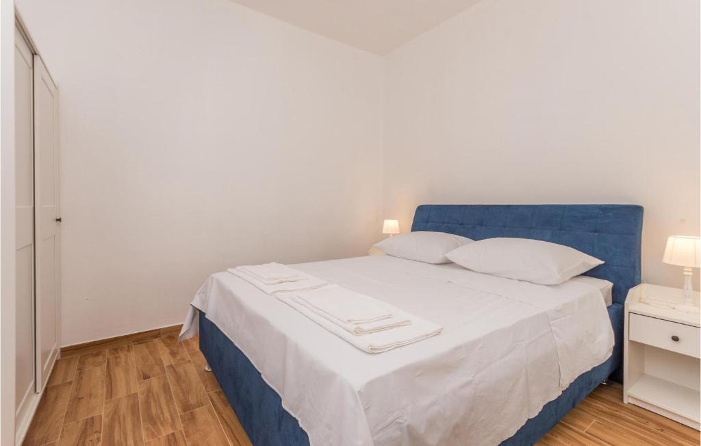 Postel nebo postele na pokoji v ubytování 4 Bedroom Awesome Home In Radasinovci