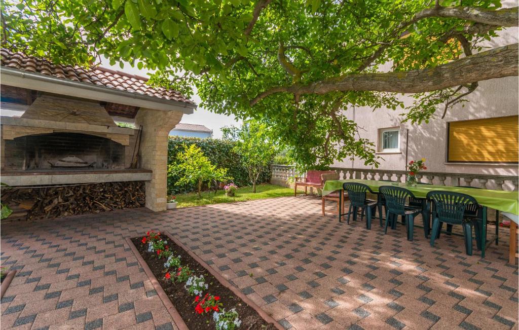 Vonkajšia záhrada v ubytovaní Stunning Home In Biograd Na Moru