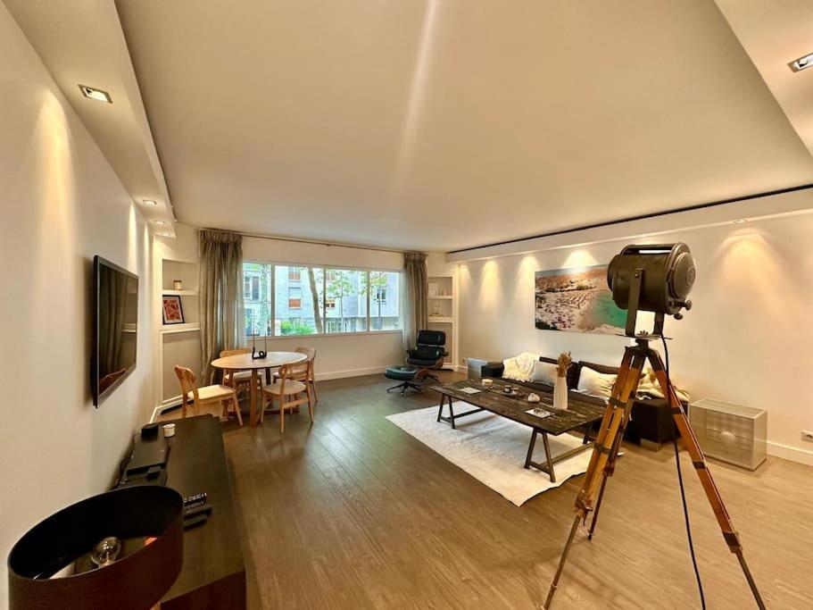 - un appareil photo sur un tripode dans le salon dans l'établissement Appartement Victor Hugo, à Paris