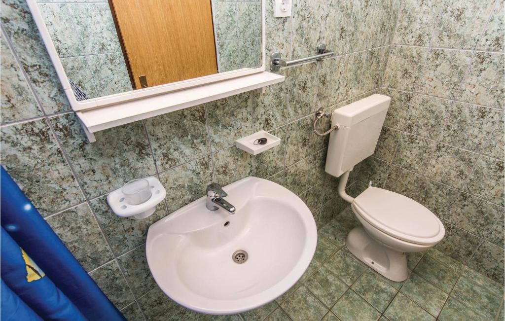 Kúpeľňa v ubytovaní Beautiful Apartment In Starigrad