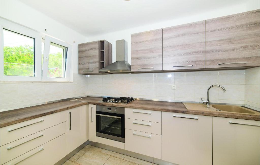 Kuchyňa alebo kuchynka v ubytovaní Holiday Home Kastel Kambelovac 11